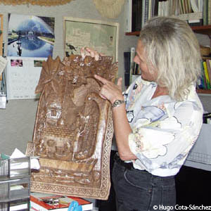 a photo of the Dr. Diane Ragone teaching about breadfruit conservation and ethnobotany